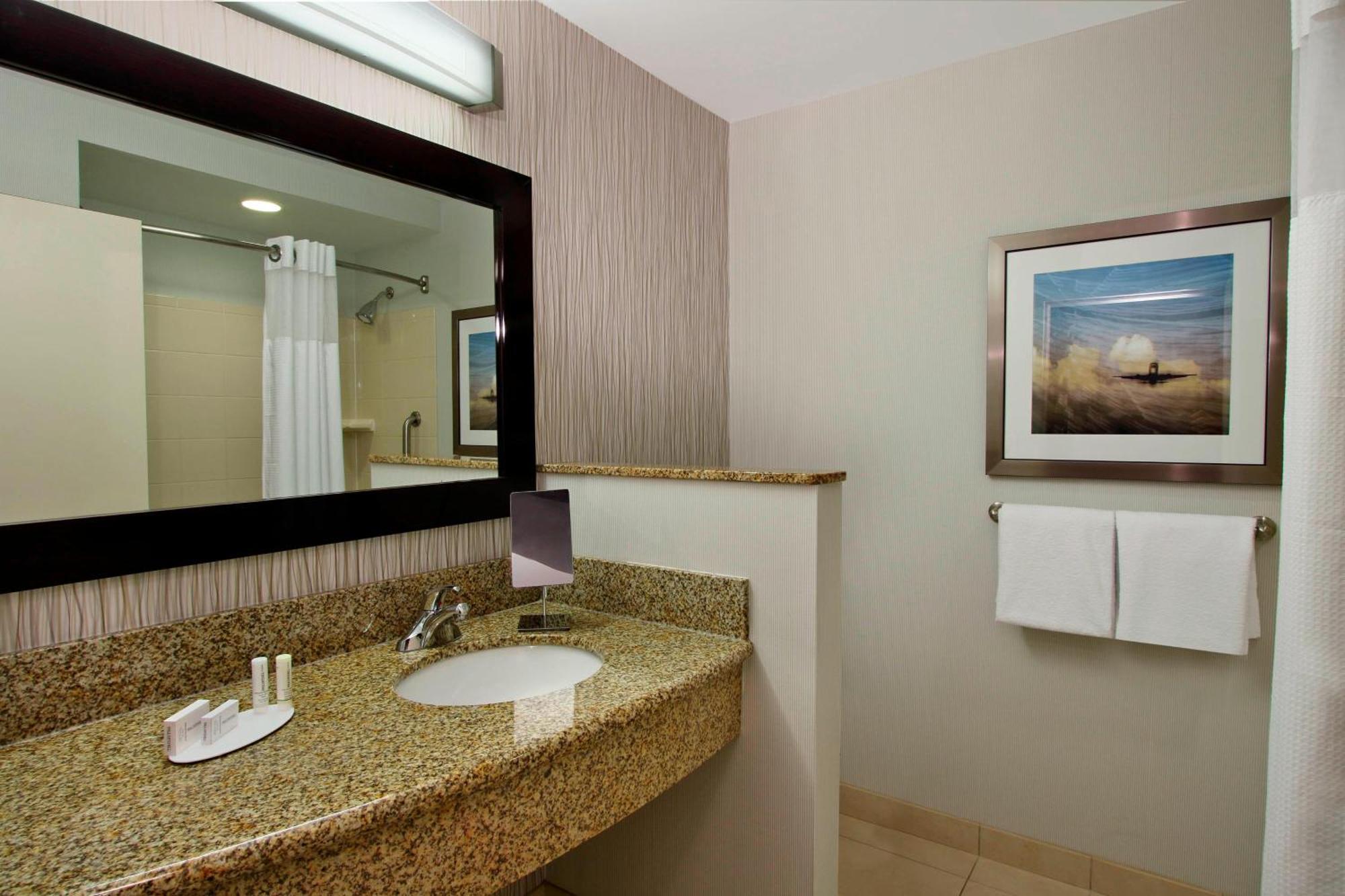 Courtyard Atlanta Airport West Hotel College Park Exterior photo