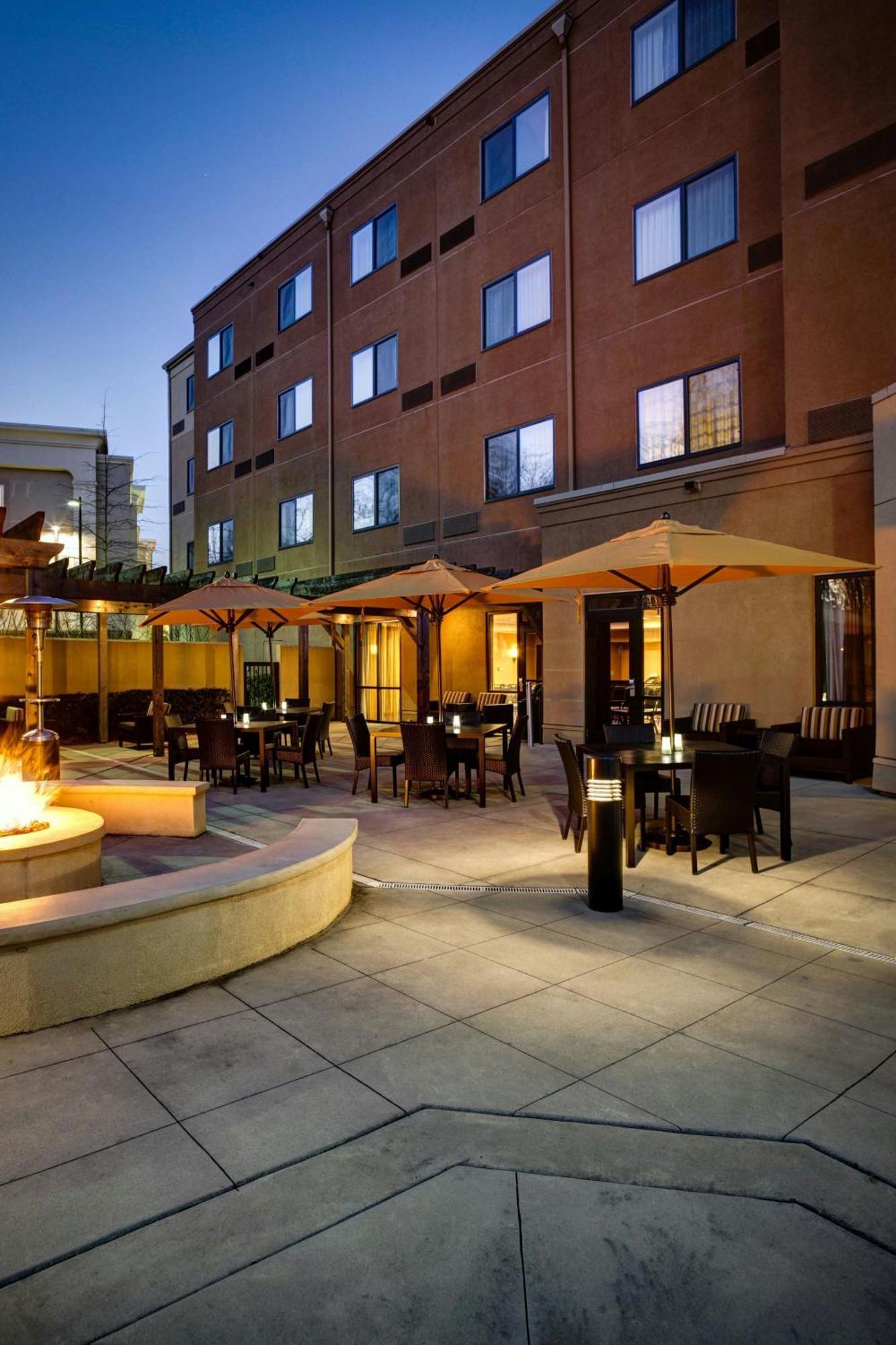 Courtyard Atlanta Airport West Hotel College Park Exterior photo